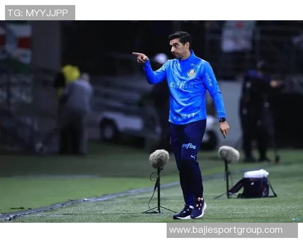 基多主帅坦言帕尔梅拉斯球场如同学校操场球队在对抗中遭遇全面压制 基多主帅坦言帕尔梅拉斯球场如同学校操场球队在对抗中遭遇全面压制