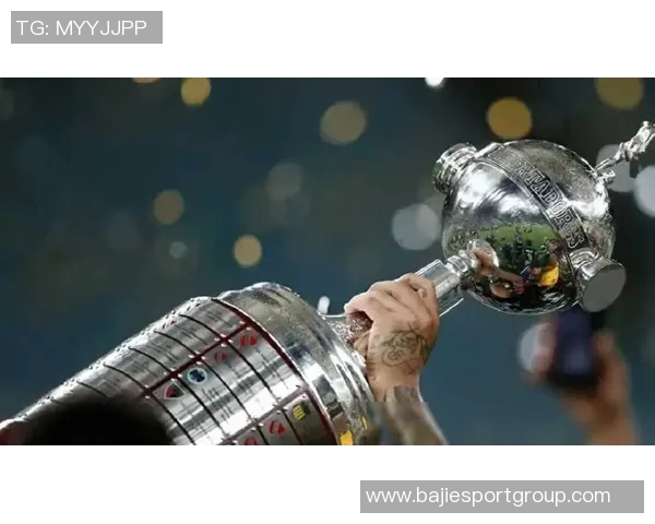 弗拉门戈夺解放者杯现场获颁2400万美元支票庆祝胜利